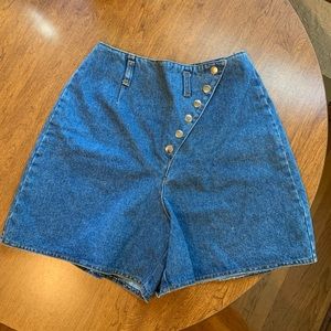 Vintage 80s Excursion 6 button high wasted denim shorts. Size 7/8